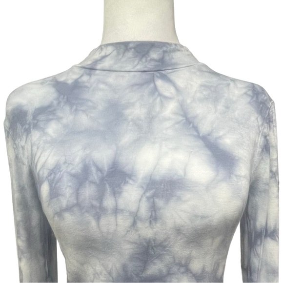 Aeropostale. Sz Small. Crop Top.. Small hole Rt arm. - Picture 2 of 16